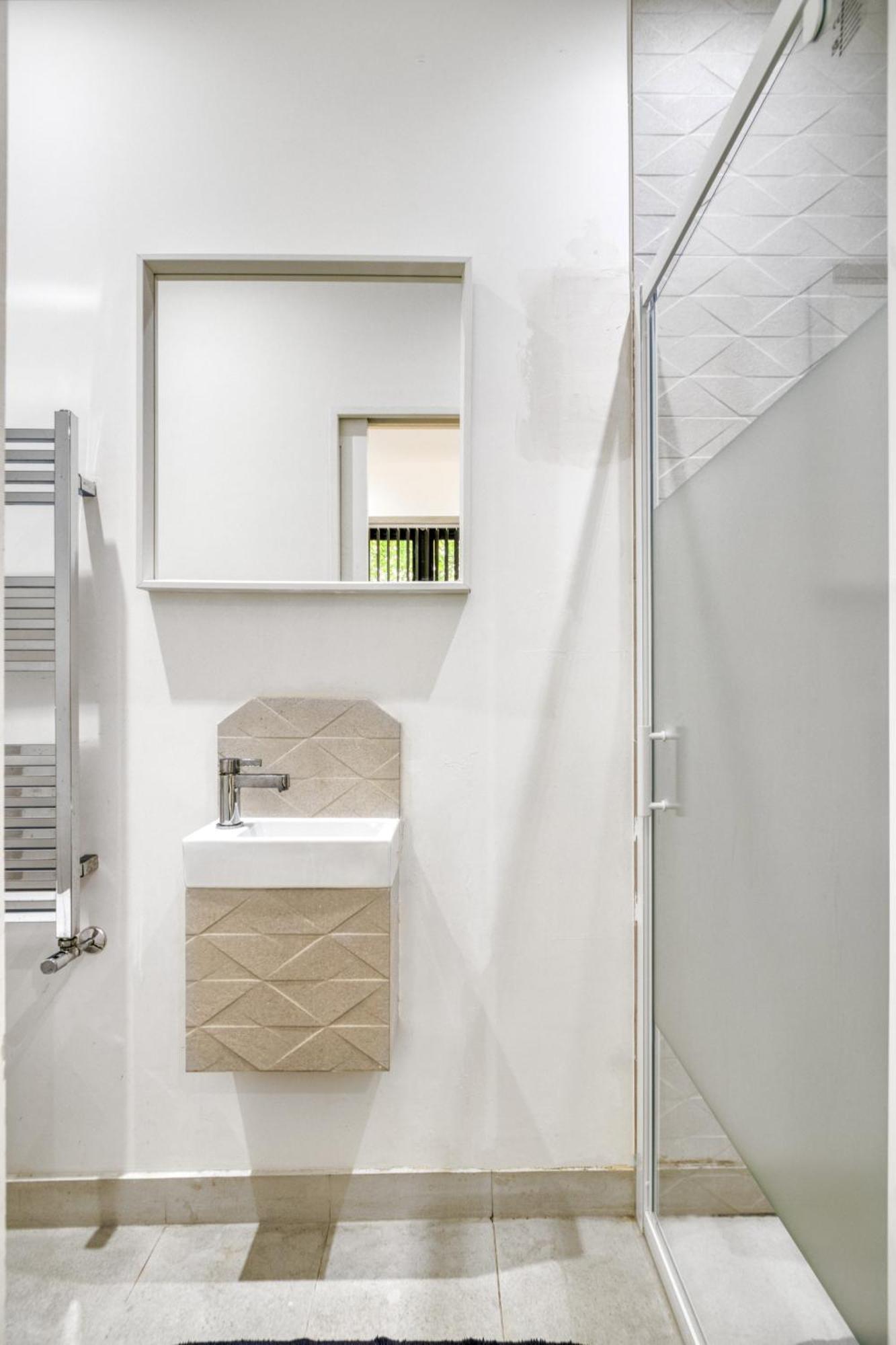 Sleek Modern Wimbledon Feriehus *