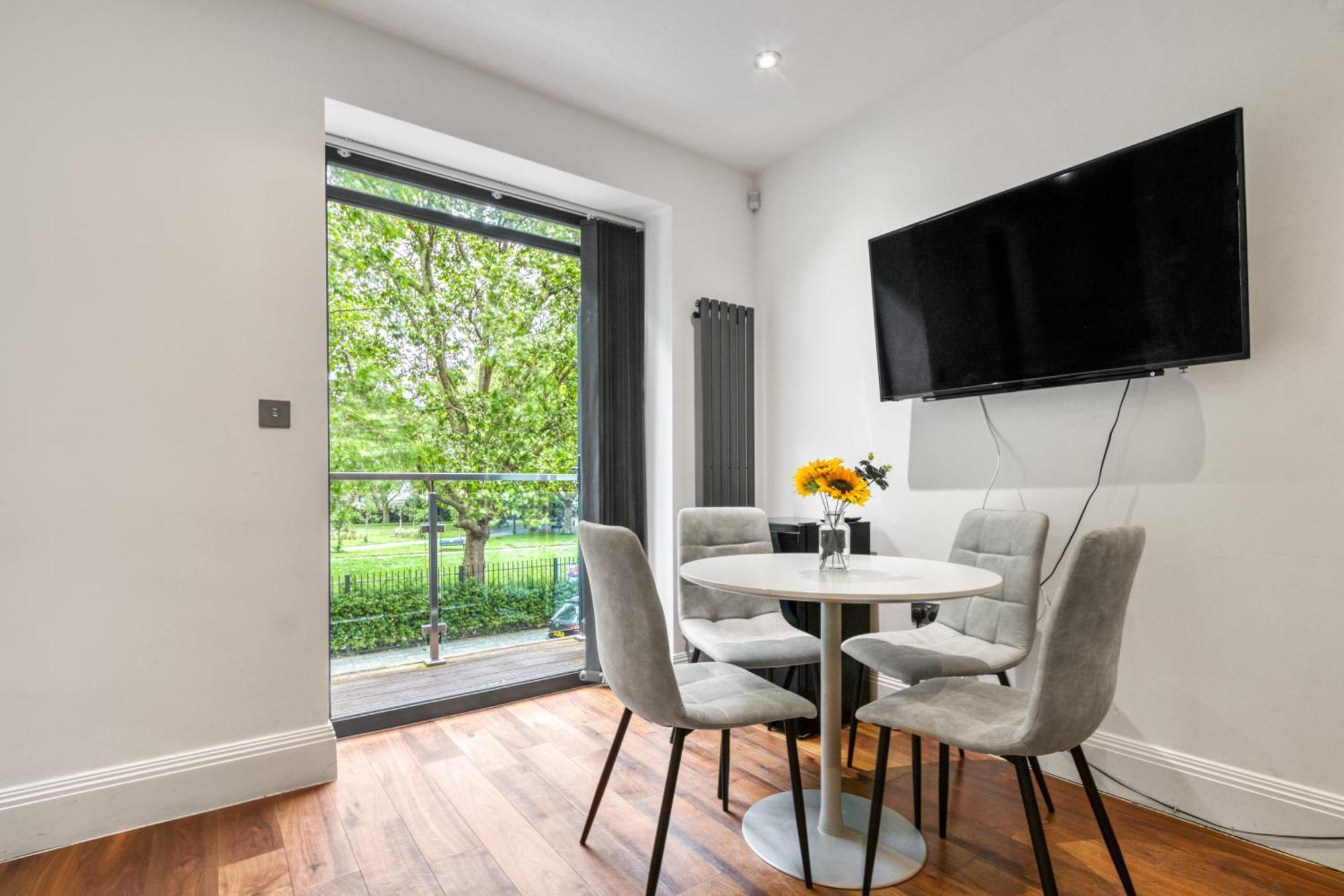 Sleek Modern Wimbledon Feriehus London