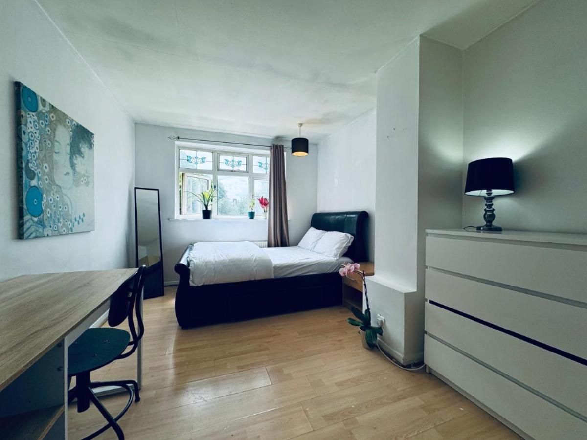 Whitechapel Lindley House R2 * London