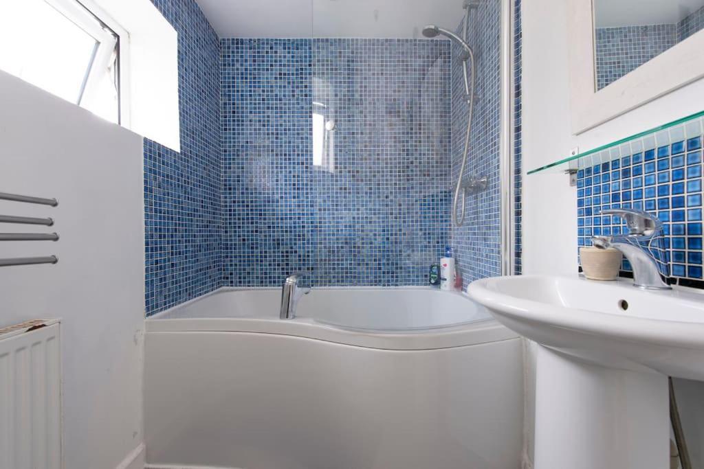 Lovely 2-bed 15 Minutes To Casa vacanze *