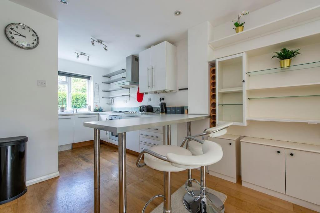 Lovely 2-bed 15 Minutes To Londra