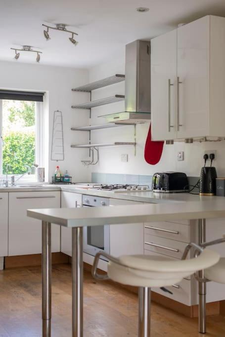 Lovely 2-bed 15 Minutes To Londra