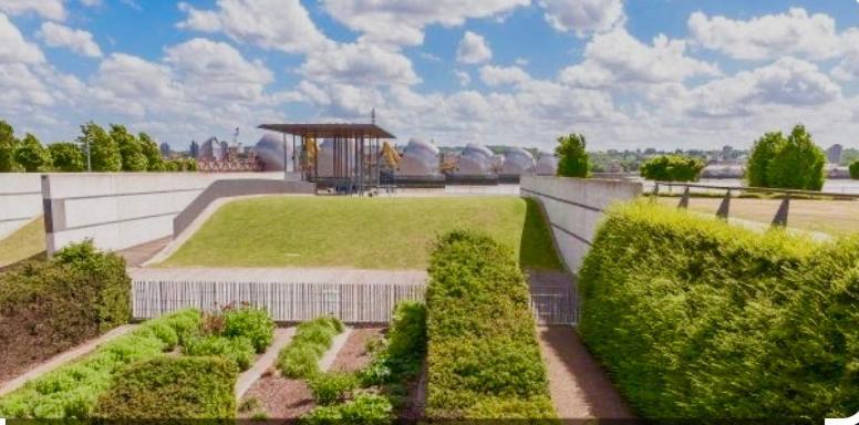 Contemporary Overlooking Barrier Park Londres