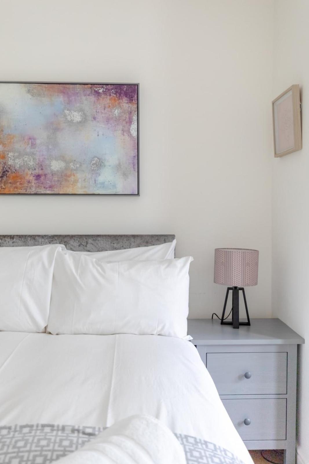 Beautifully Presented 2bd Flat Wpatio- Kensington * Londen