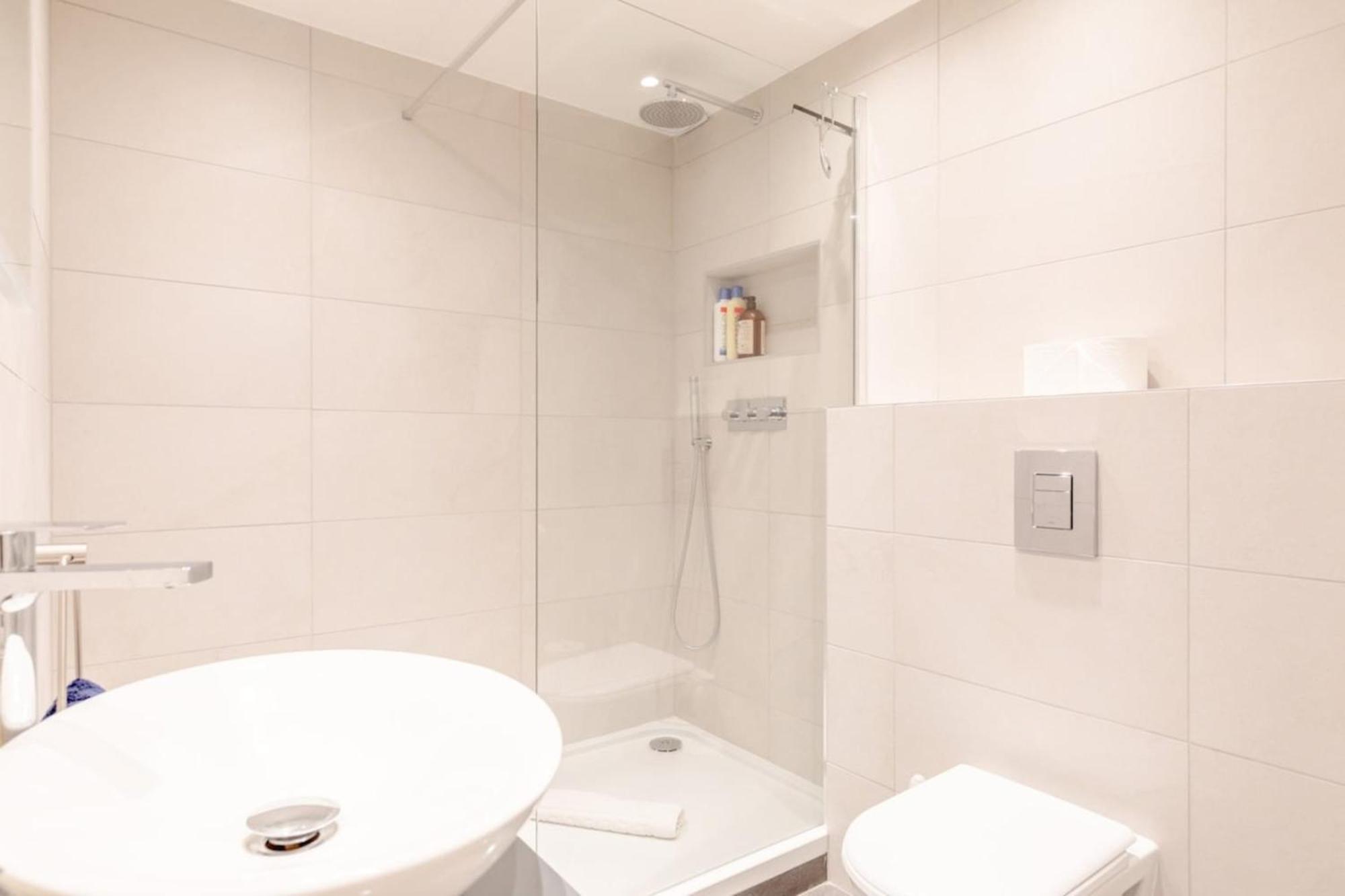 Beautifully Presented 2bd Flat Wpatio- Kensington Londen