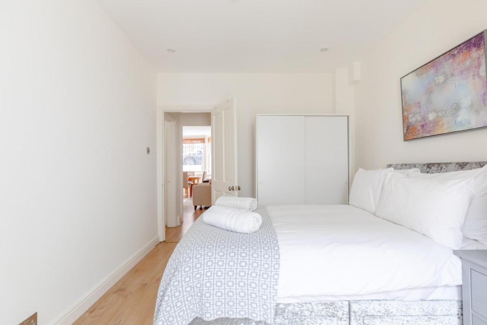 Beautifully Presented 2bd Flat Wpatio- Kensington Londen