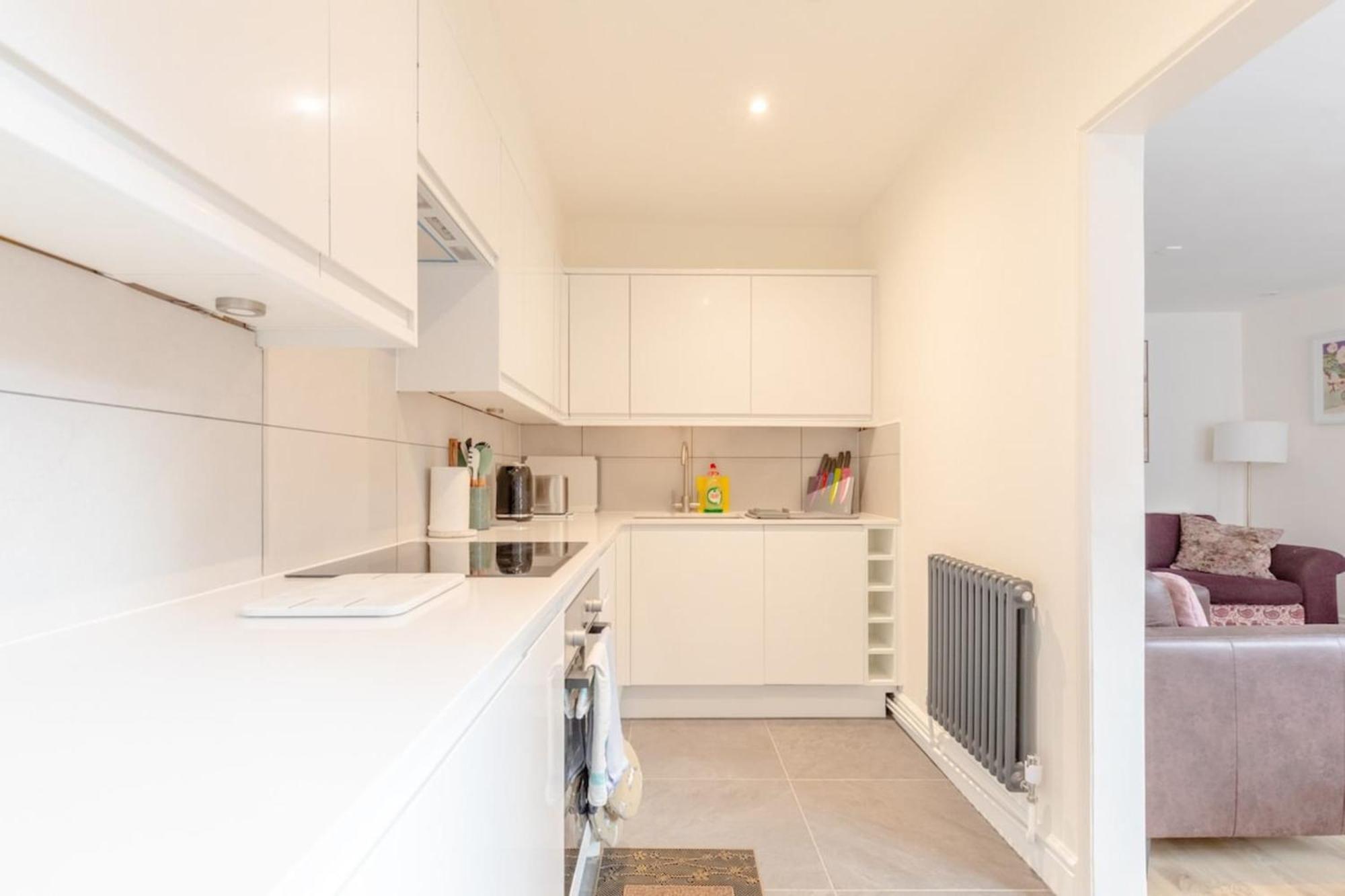 Beautifully Presented 2bd Flat Wpatio- Kensington * Londen