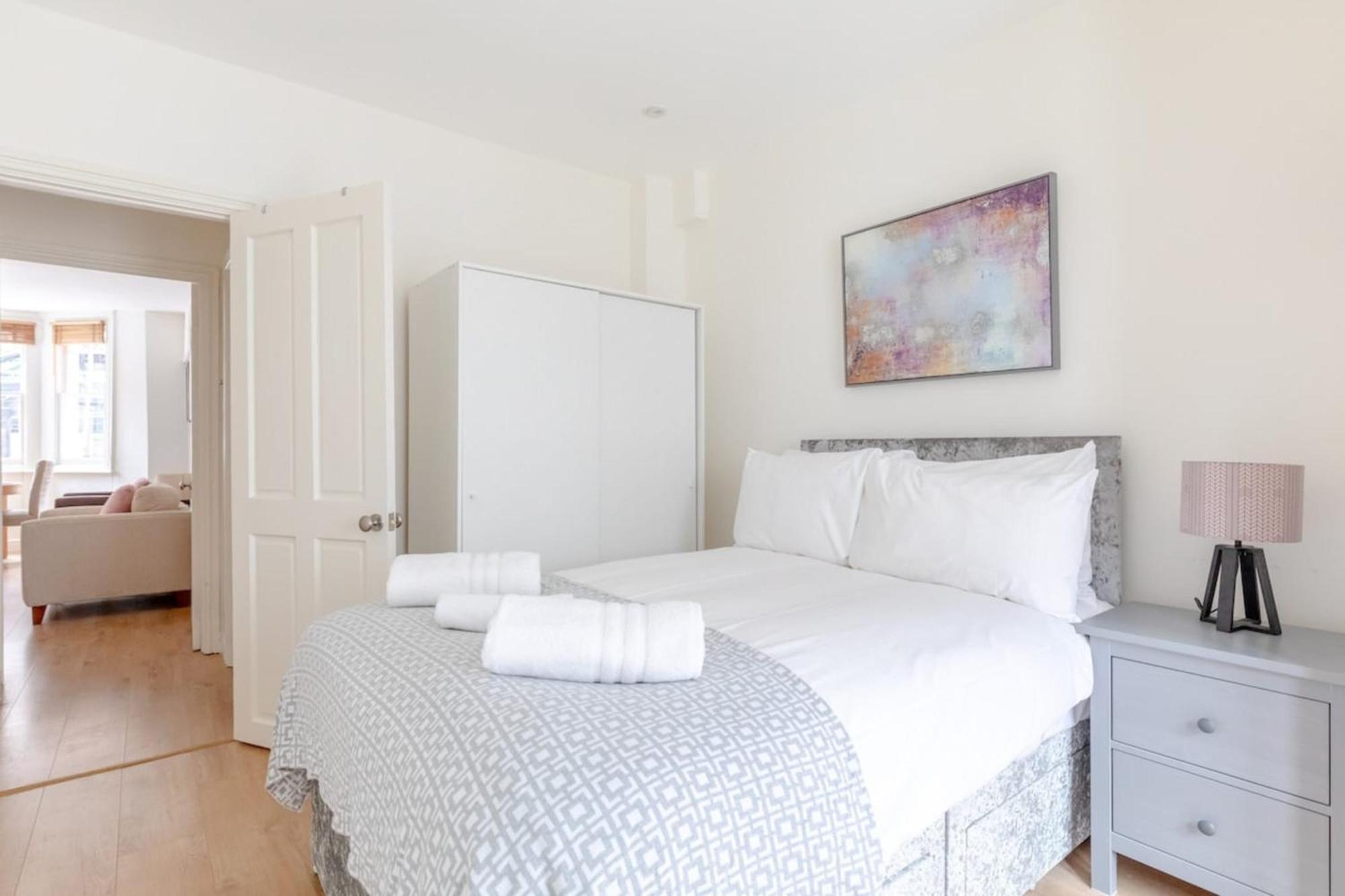 Beautifully Presented 2bd Flat Wpatio- Kensington Lejlighed *