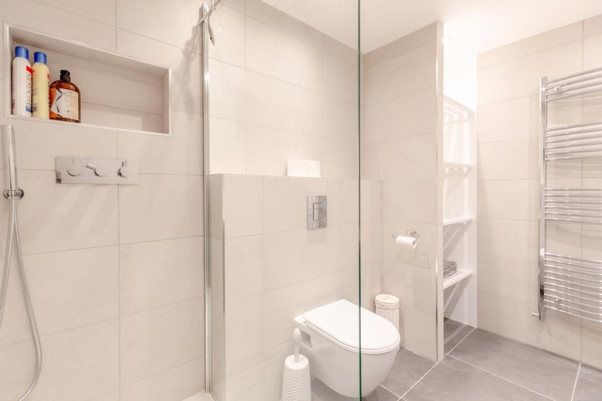 Beautifully Presented 2bd Flat Wpatio- Kensington * Londen