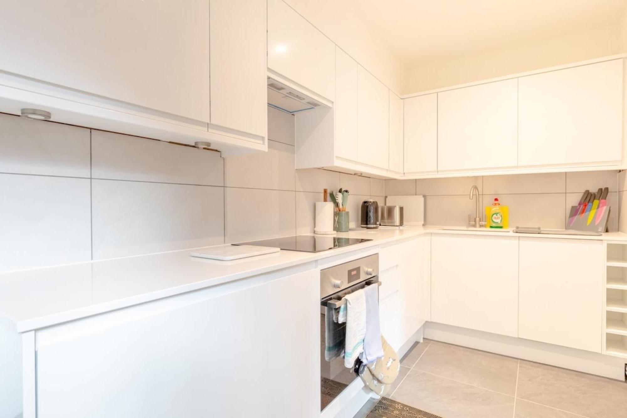 Beautifully Presented 2bd Flat Wpatio- Kensington Lejlighed London