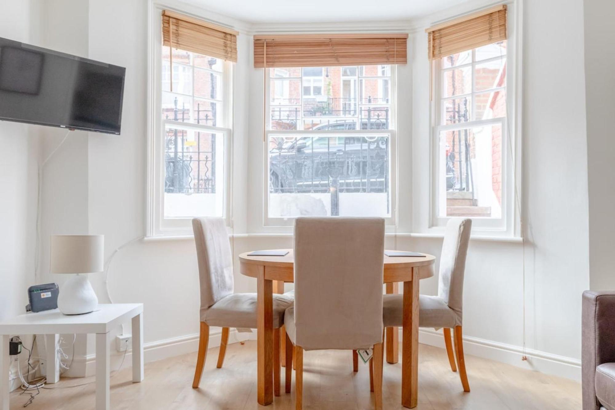 Beautifully Presented 2bd Flat Wpatio- Kensington * Londen