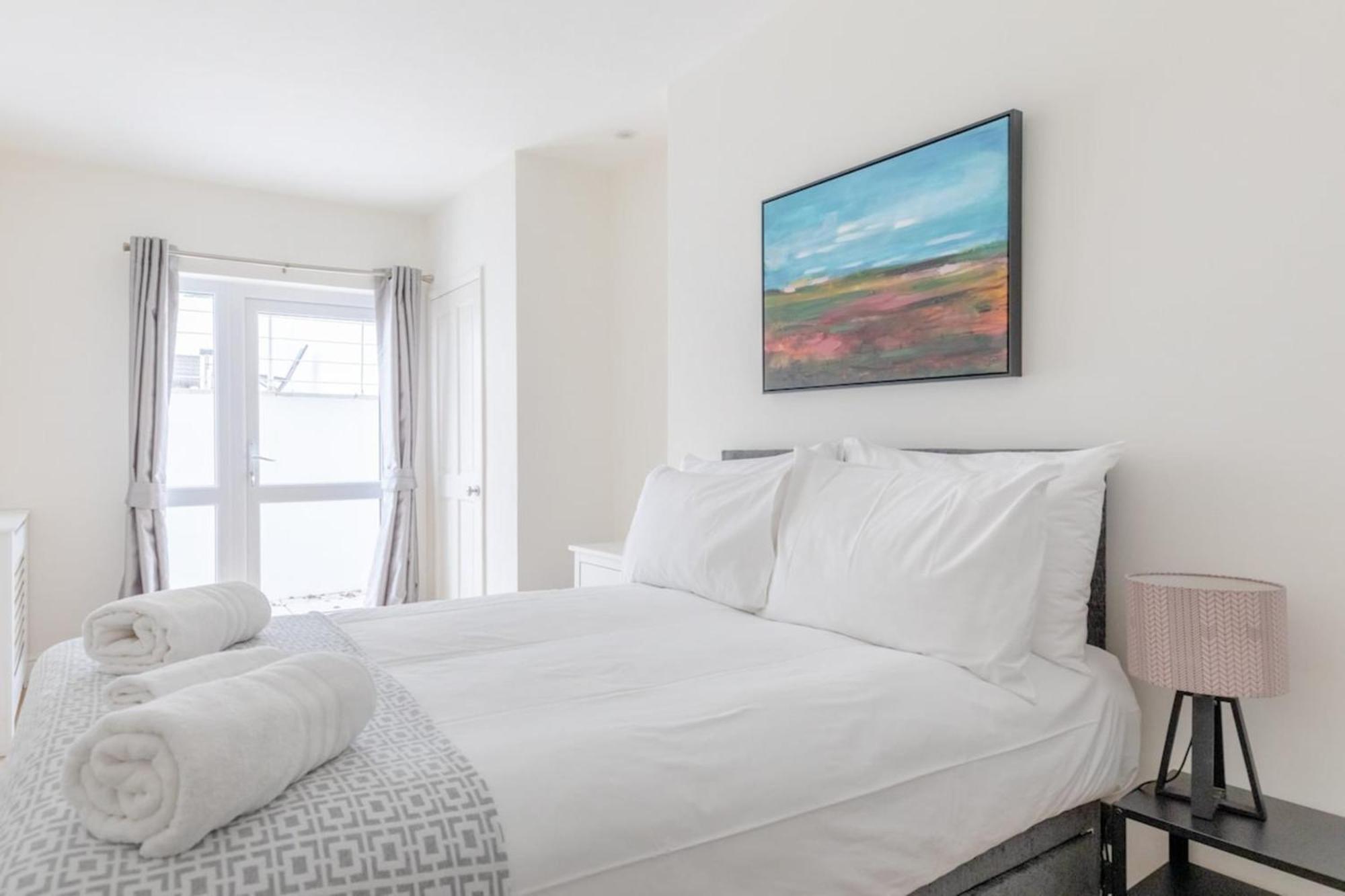 Beautifully Presented 2bd Flat Wpatio- Kensington Lejlighed London