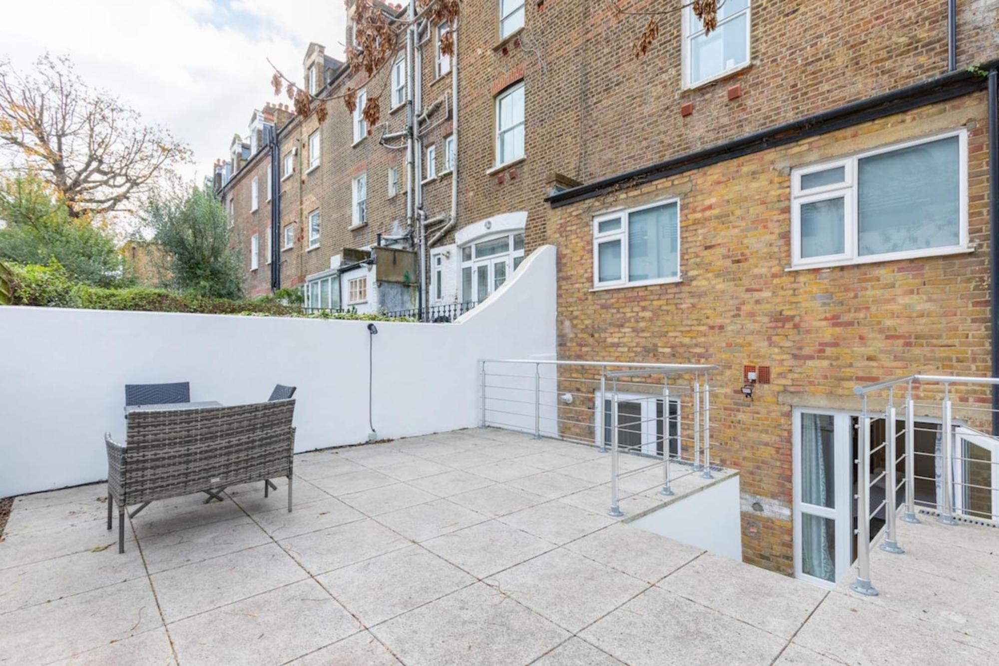 Beautifully Presented 2bd Flat Wpatio- Kensington Lejlighed London