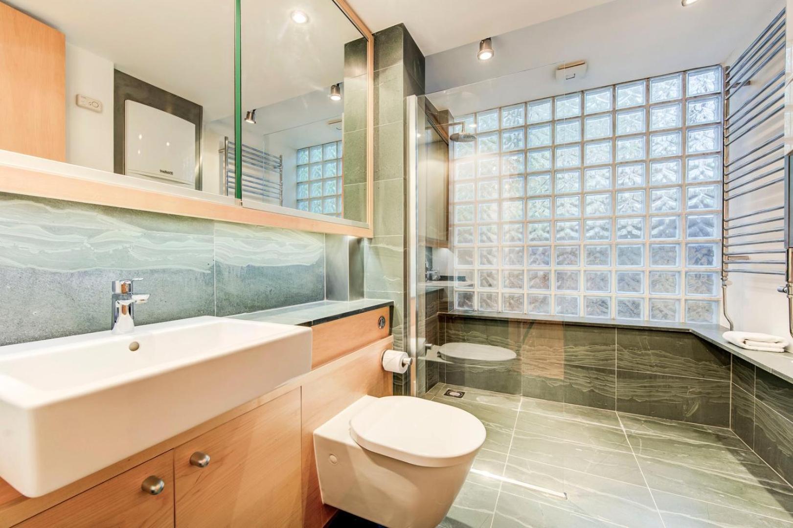 Guestready - Lower Ground Classic Near The Oval Apartment *