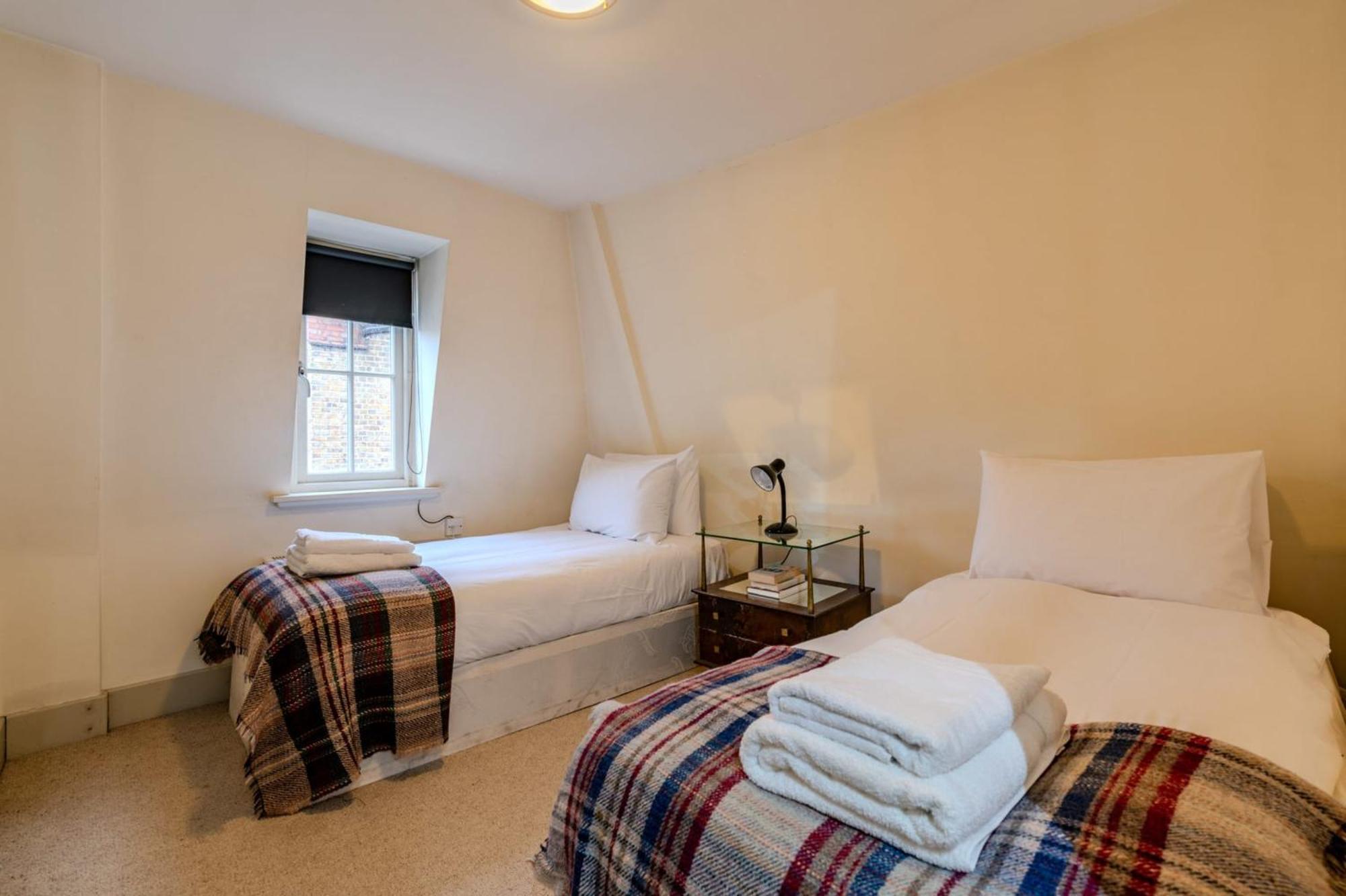 Beautiful Three Bedroom House In West * Londra