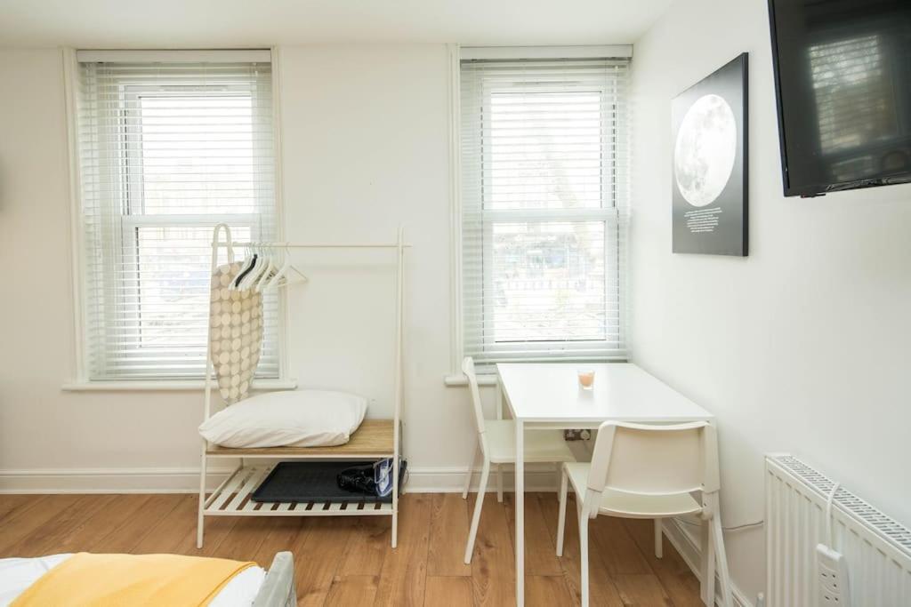 Spacious For Up To 4! Sofa Bed Appartamento Londra