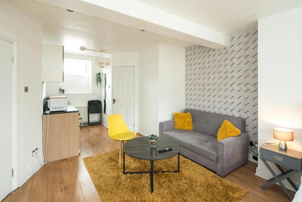 Spacious For Up To 4! Sofa Bed Appartamento Londra
