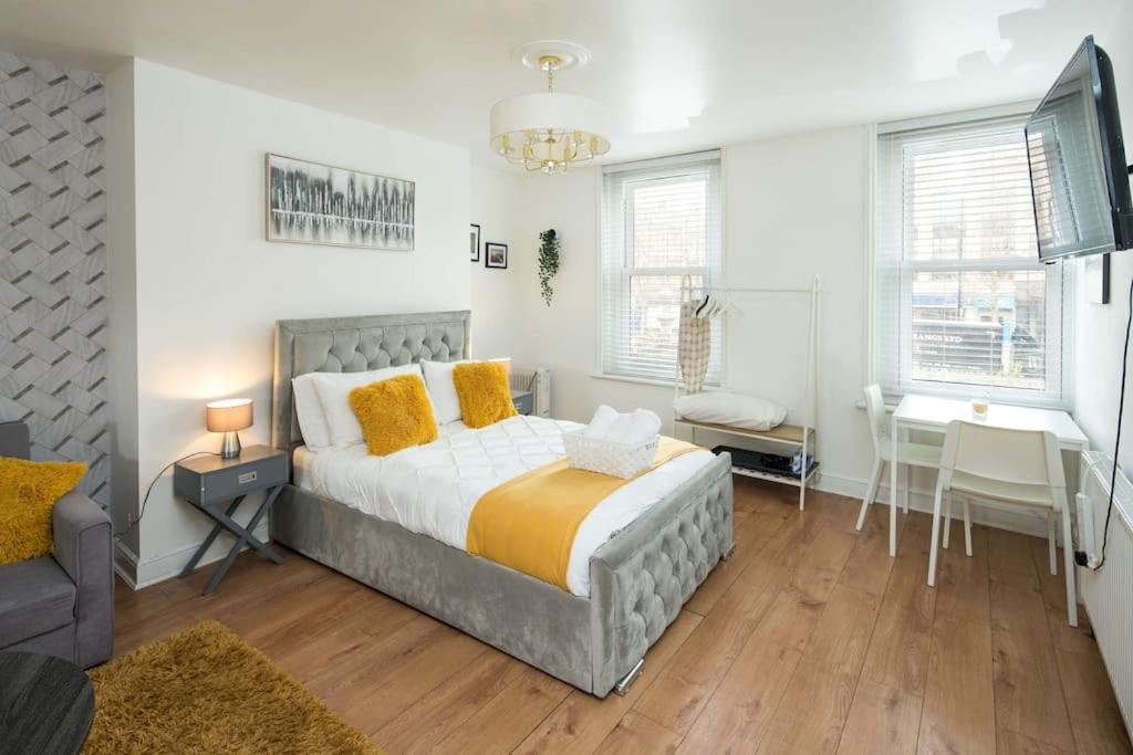 Spacious For Up To 4! Sofa Bed Appartamento Londra