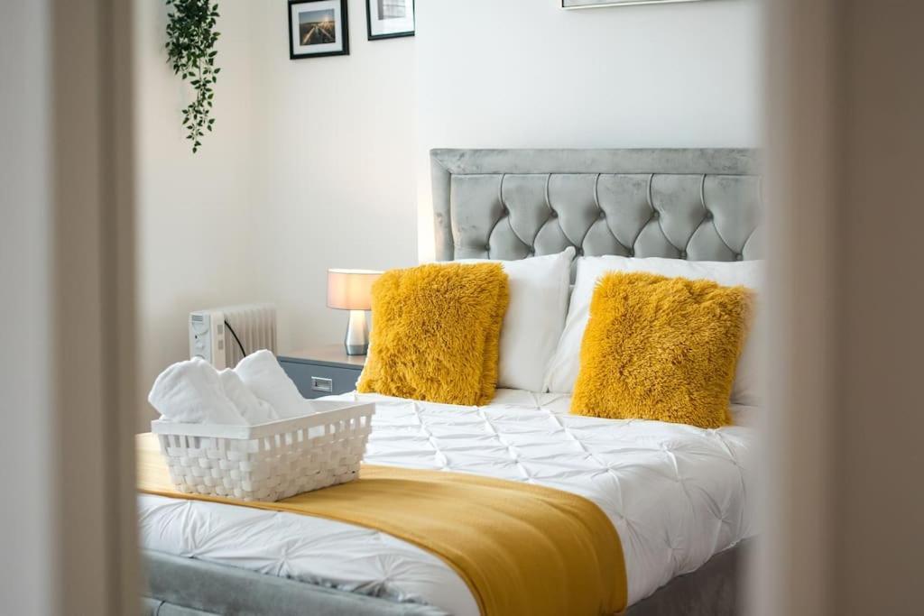 Appartamento Spacious For Up To 4! Sofa Bed Londra