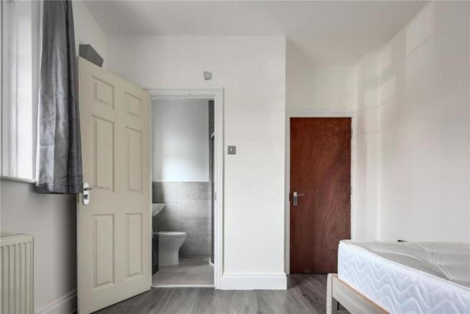 Limehouse Townhomes Modern 4-bedroom, 3-bathroom Townhome With A Private Garden