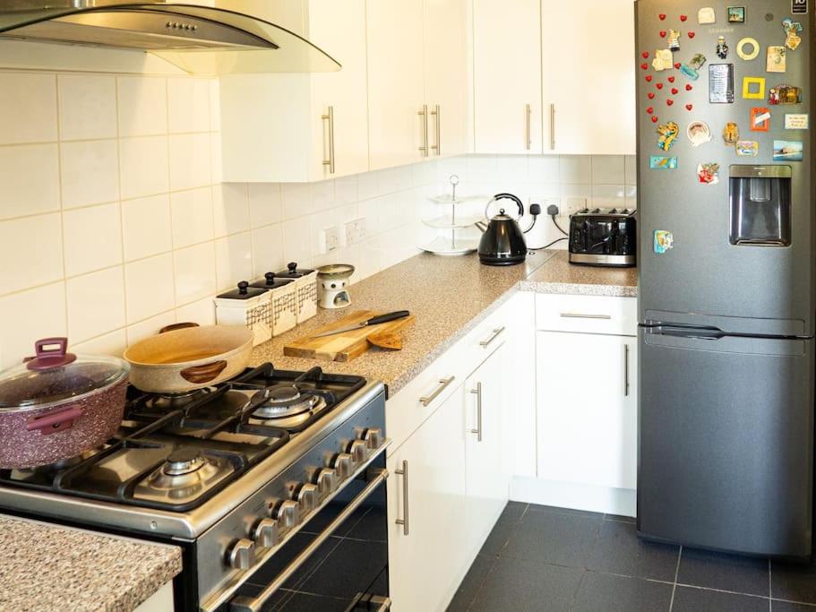 Adorable Hackney Flat With Balcony Apartment London