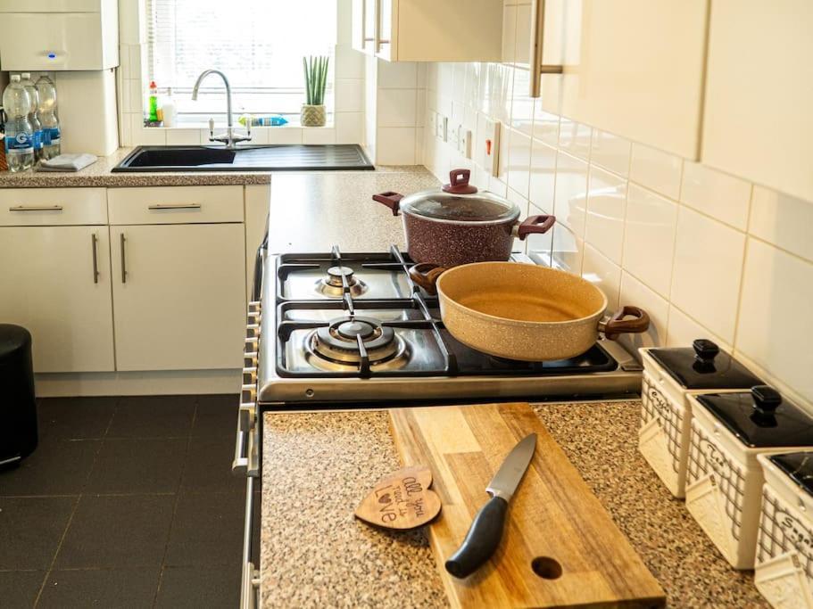 Adorable Hackney Flat With Balcony London