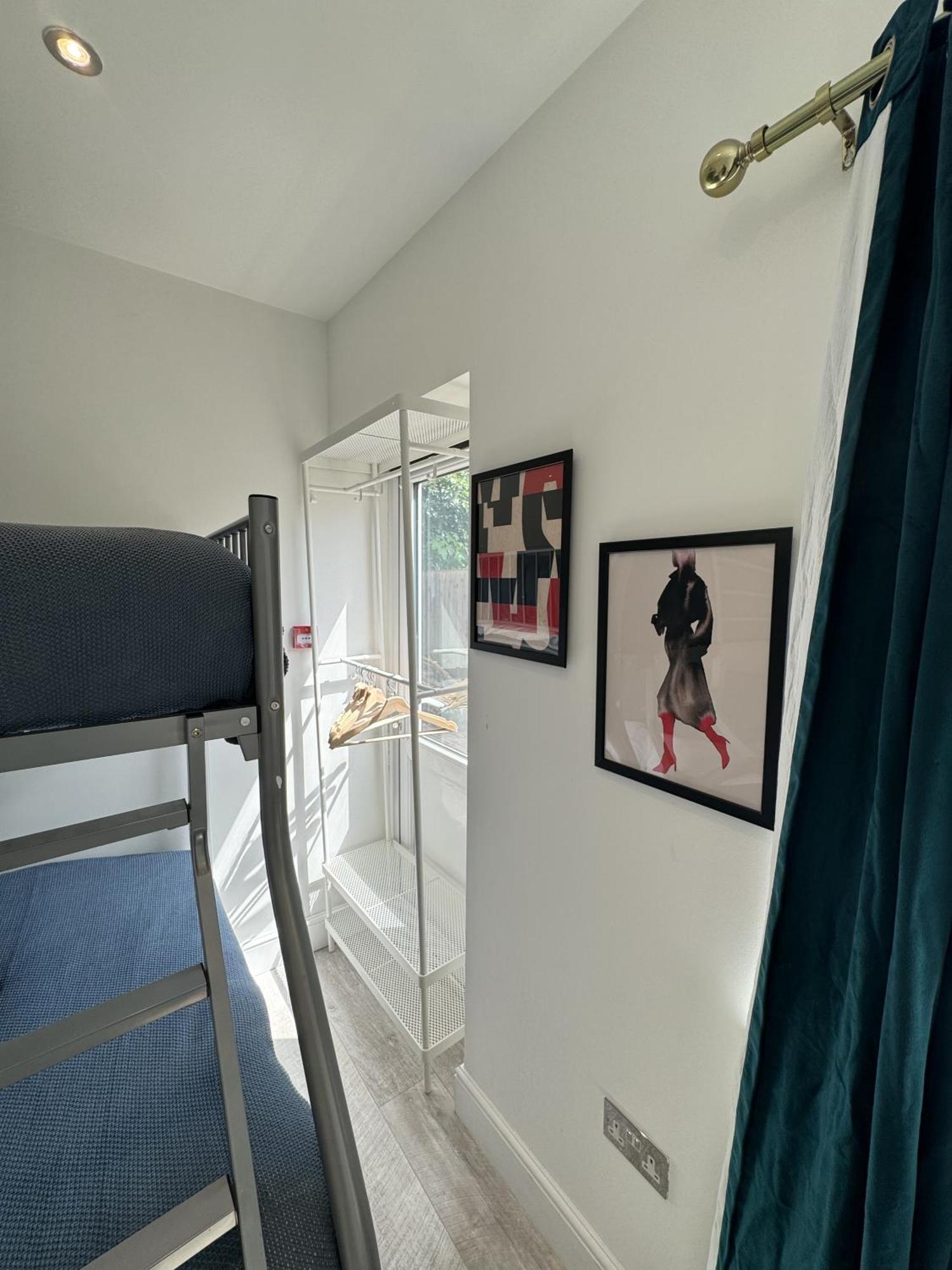En-suite Bedroom For Up To 4! Sofa Bed - Near Stratford London