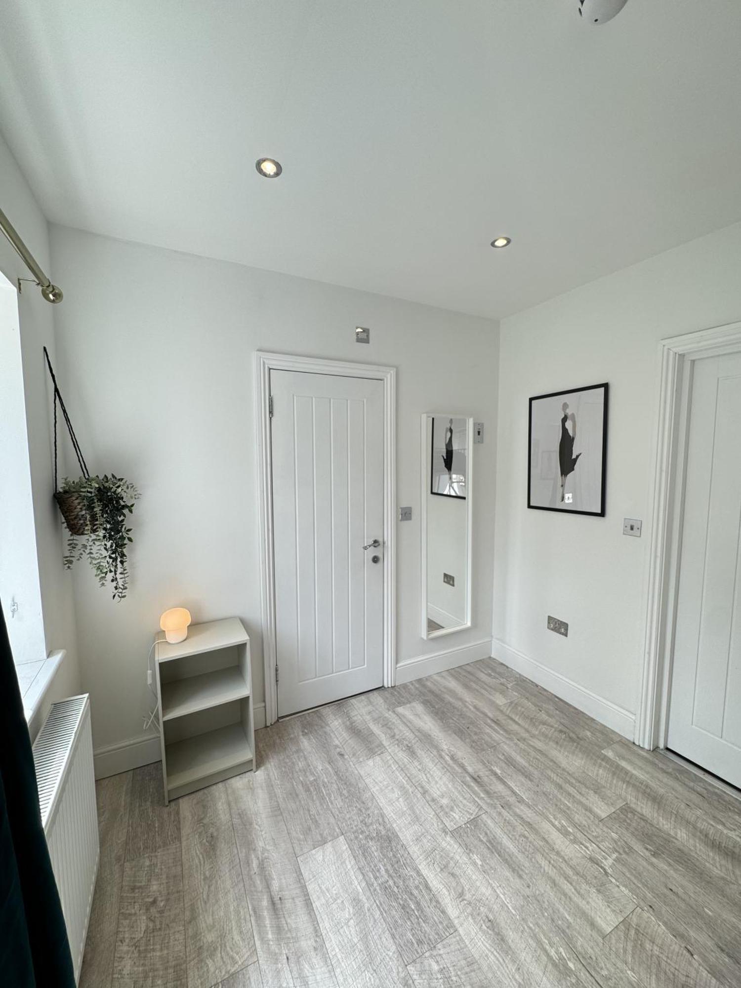 En-suite Bedroom For Up To 4! Sofa Bed - Near Stratford London