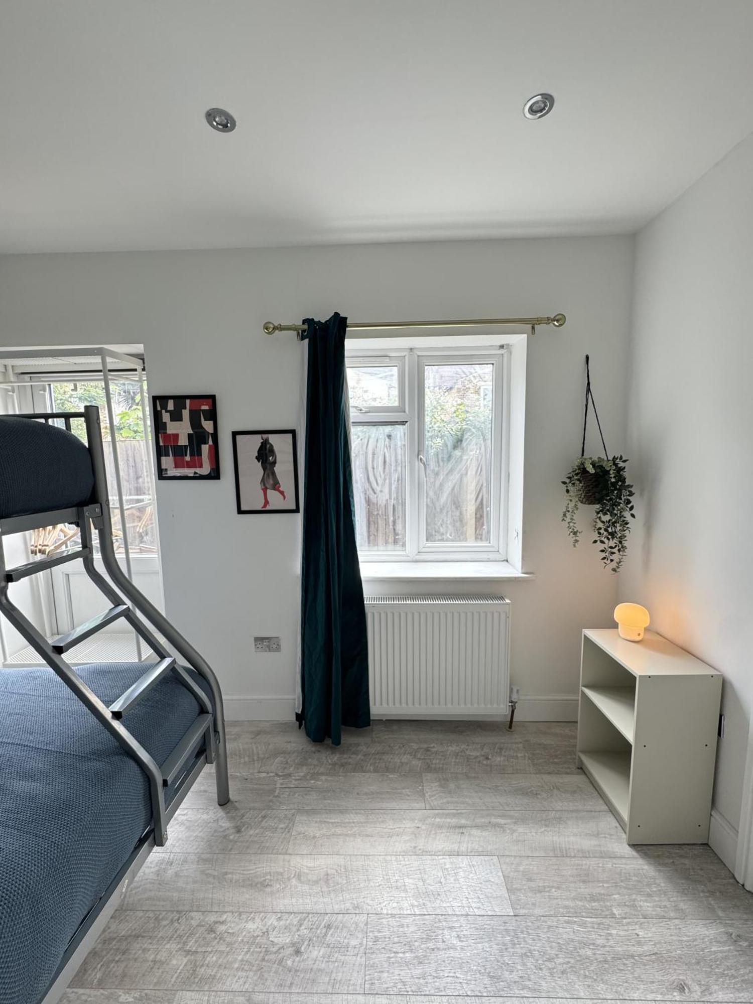 Guest house En-suite Bedroom For Up To 4! Sofa Bed - Near Stratford London