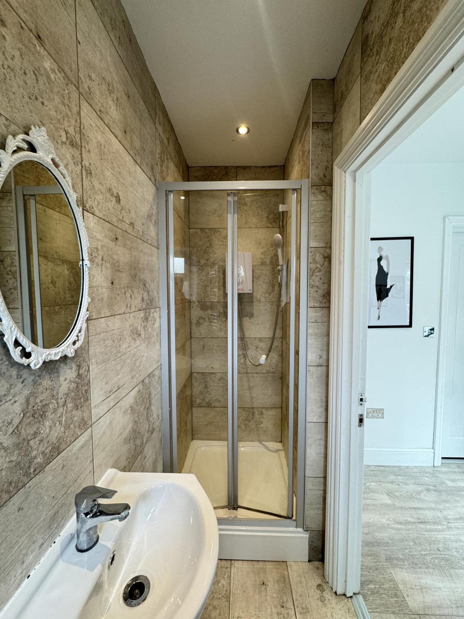 En-suite Bedroom For Up To 4! Sofa Bed - Near Stratford Guest house