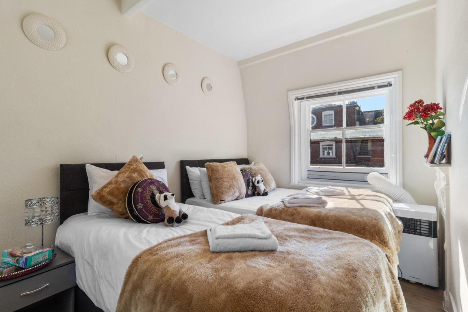 Luxury 2 Bed In The Heart Of Mayfair Your Stylish Retreat 4th Floor No Lift Londen