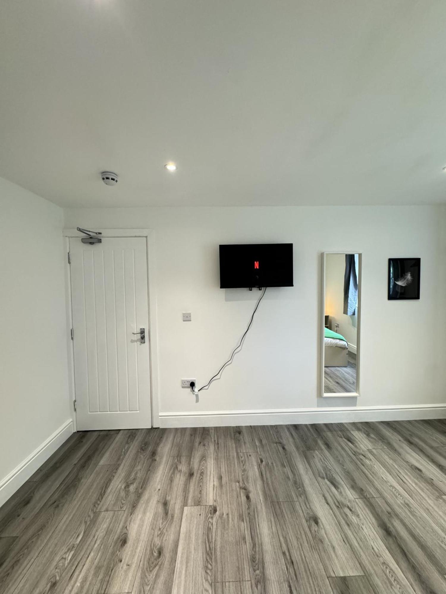 En-suite Bedroom For Up To 4! Sofa Bed - Near Stratford Guest house *