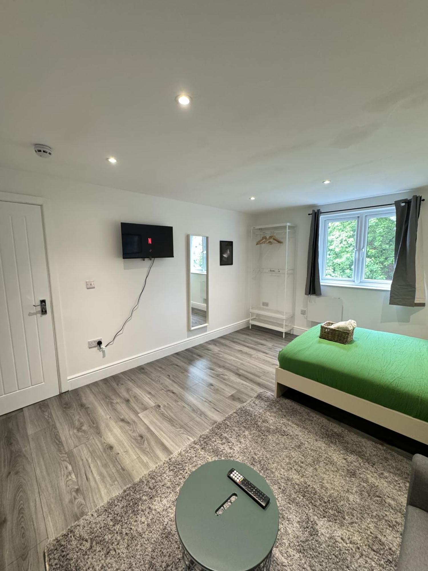 En-suite Bedroom For Up To 4! Sofa Bed - Near Stratford Guest house London