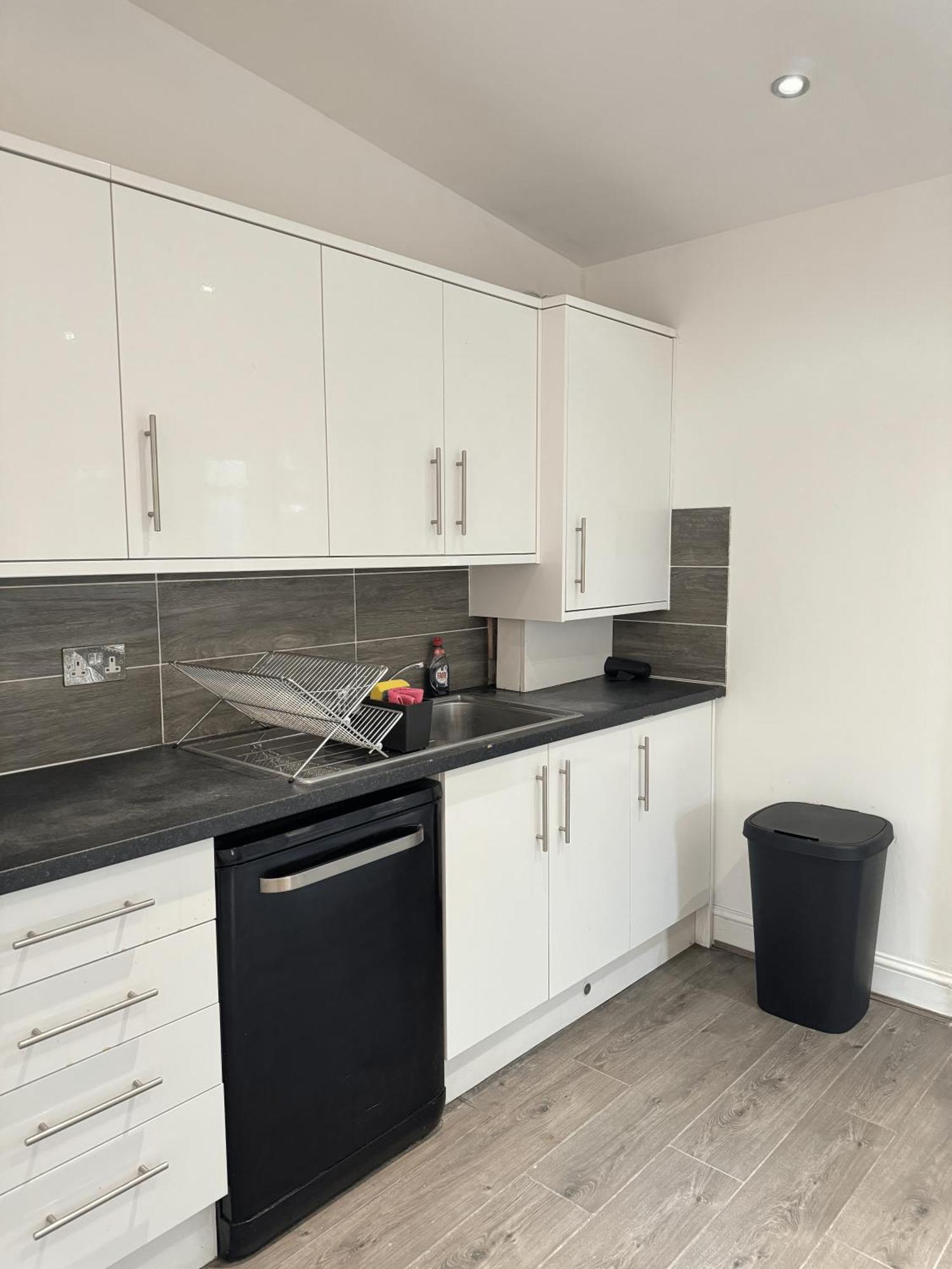 En-suite Bedroom For Up To 4! Sofa Bed - Near Stratford *