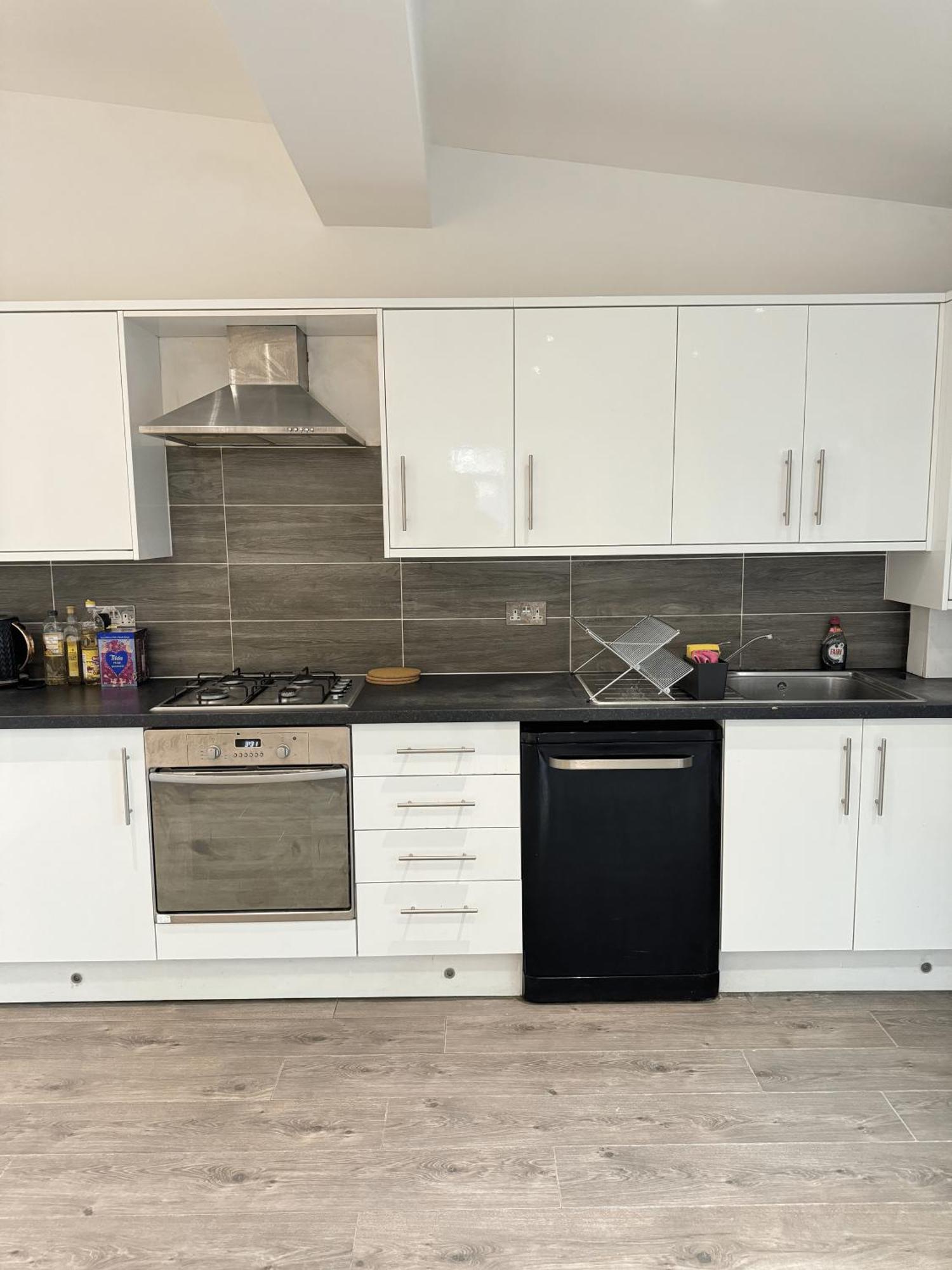 En-suite Bedroom For Up To 4! Sofa Bed - Near Stratford London