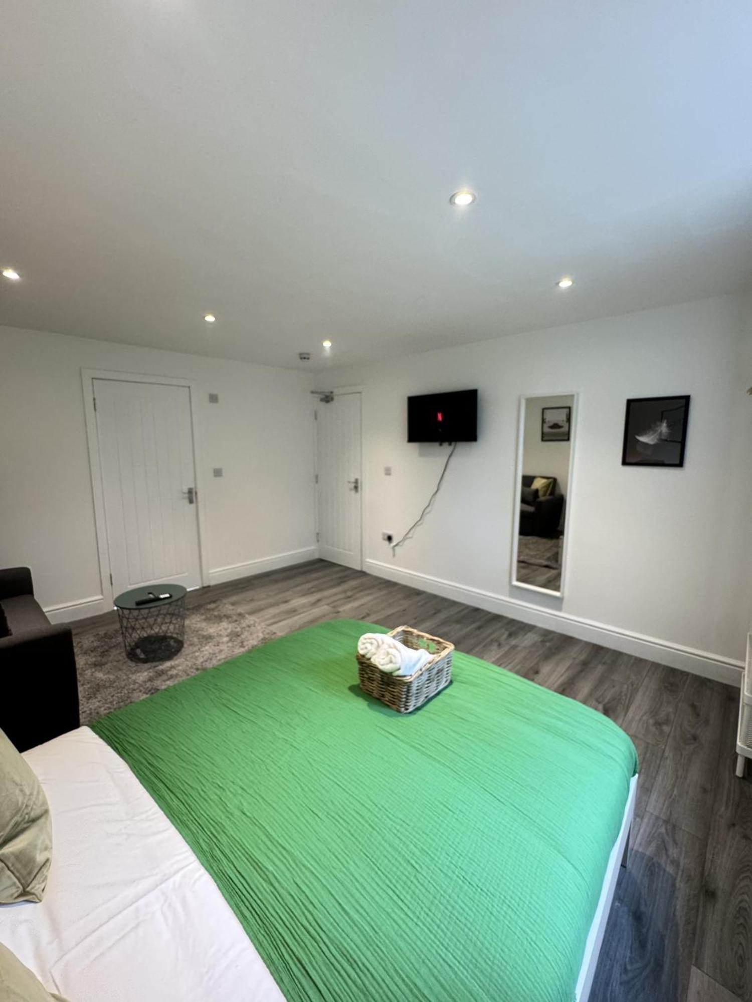 En-suite Bedroom For Up To 4! Sofa Bed - Near Stratford Guest house London