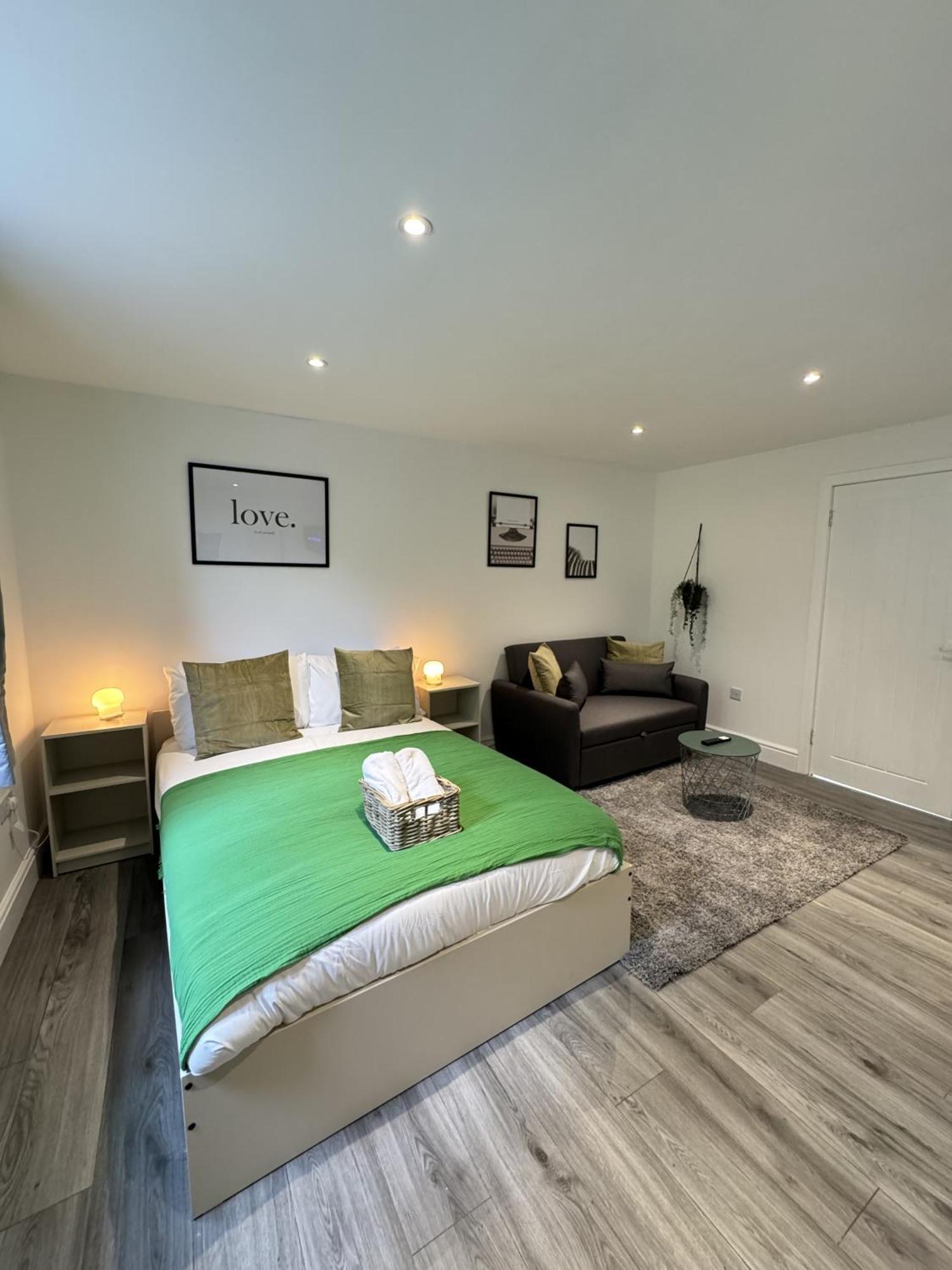 En-suite Bedroom For Up To 4! Sofa Bed - Near Stratford