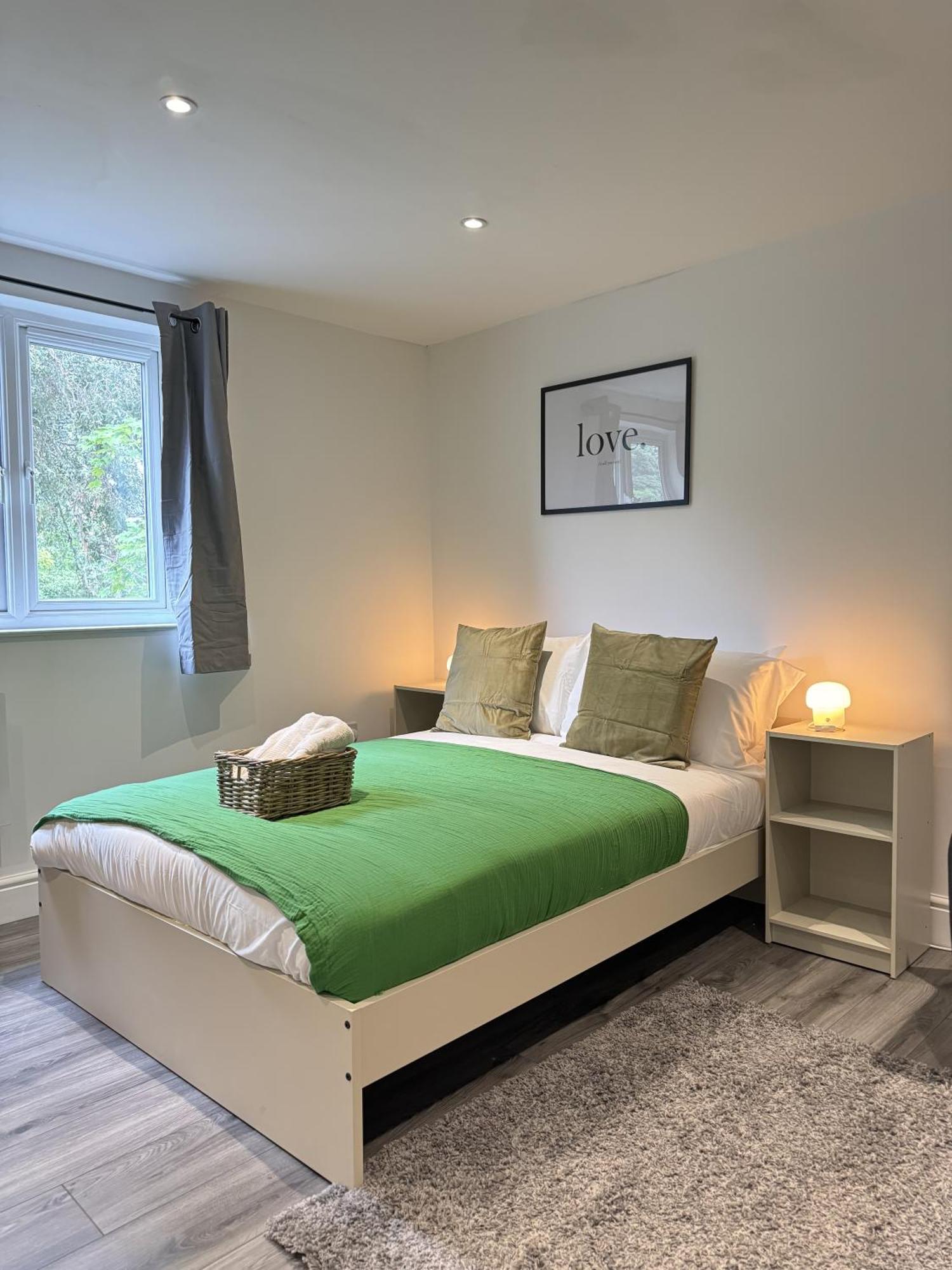 En-suite Bedroom For Up To 4! Sofa Bed - Near Stratford Guest house *
