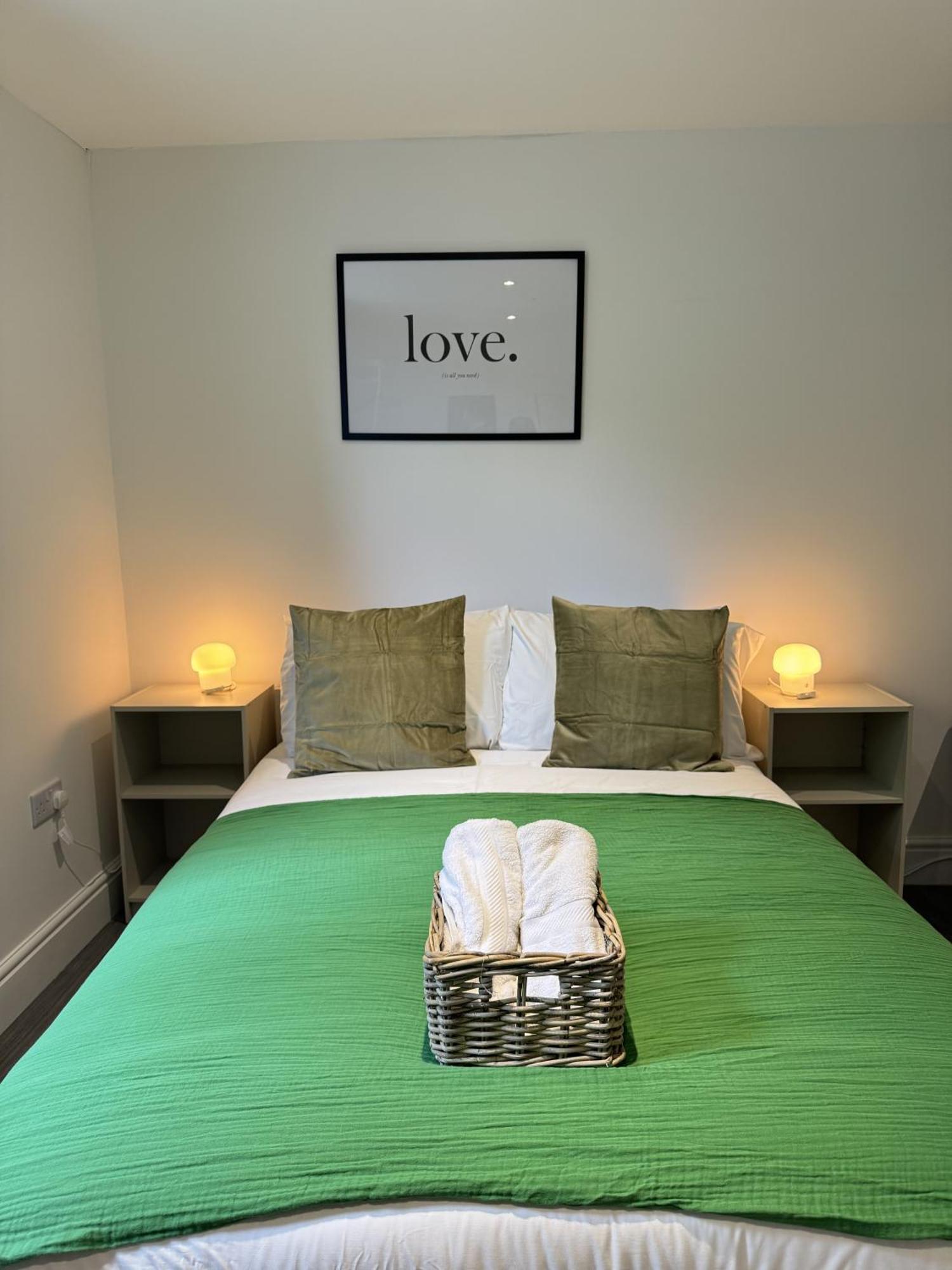 Guest house En-suite Bedroom For Up To 4! Sofa Bed - Near Stratford *