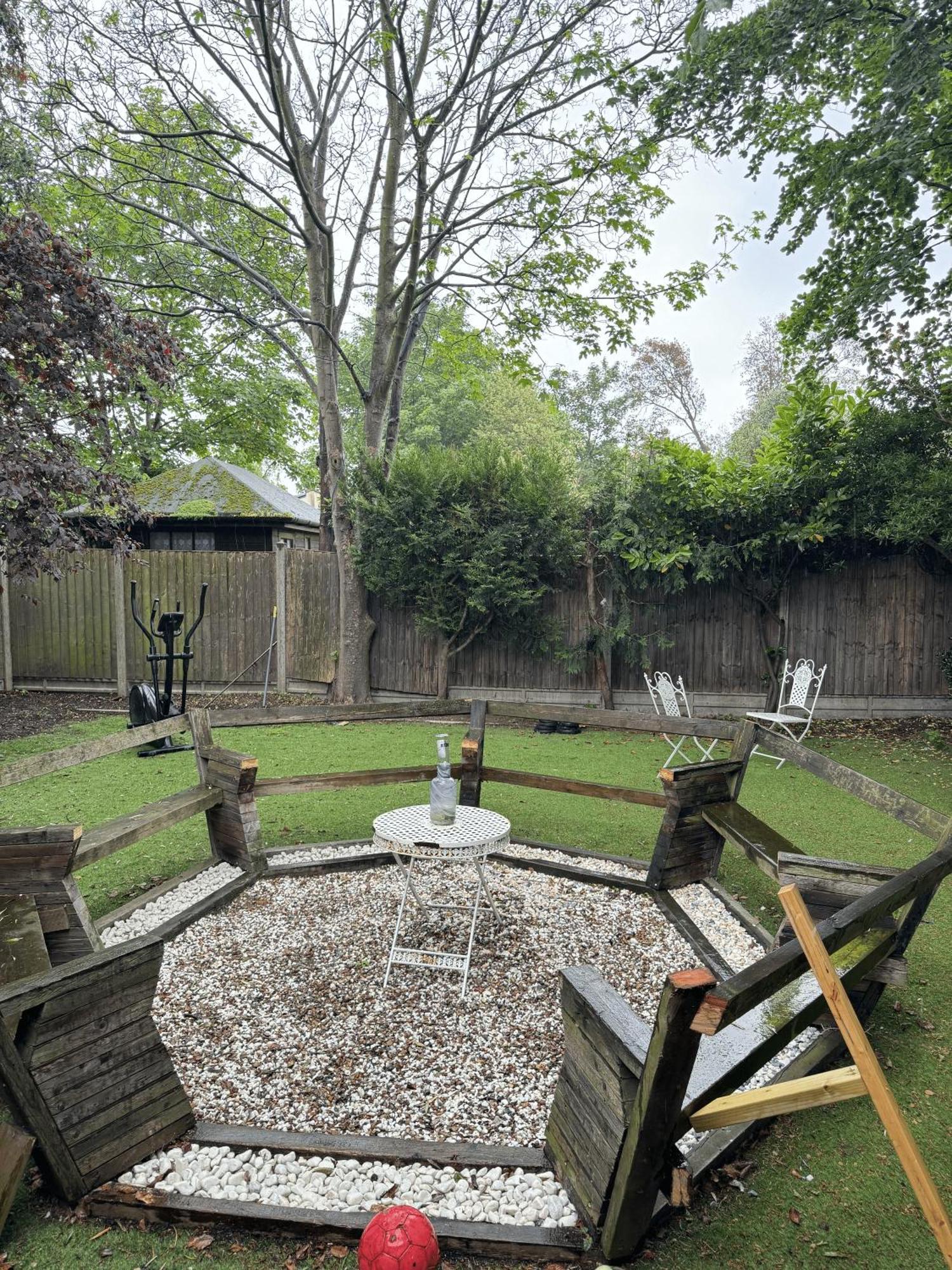 En-suite Bedroom For Up To 4! Sofa Bed - Near Stratford