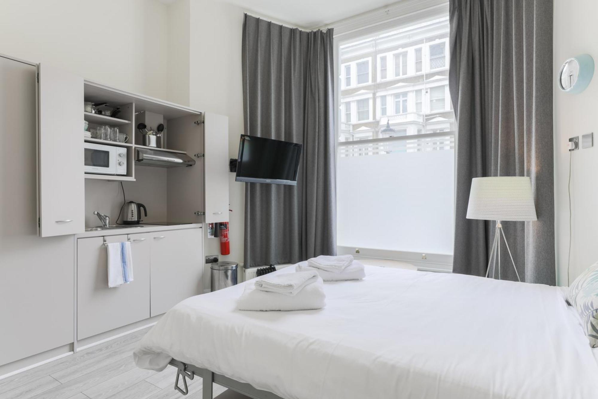 Modern Kensington Apartment *