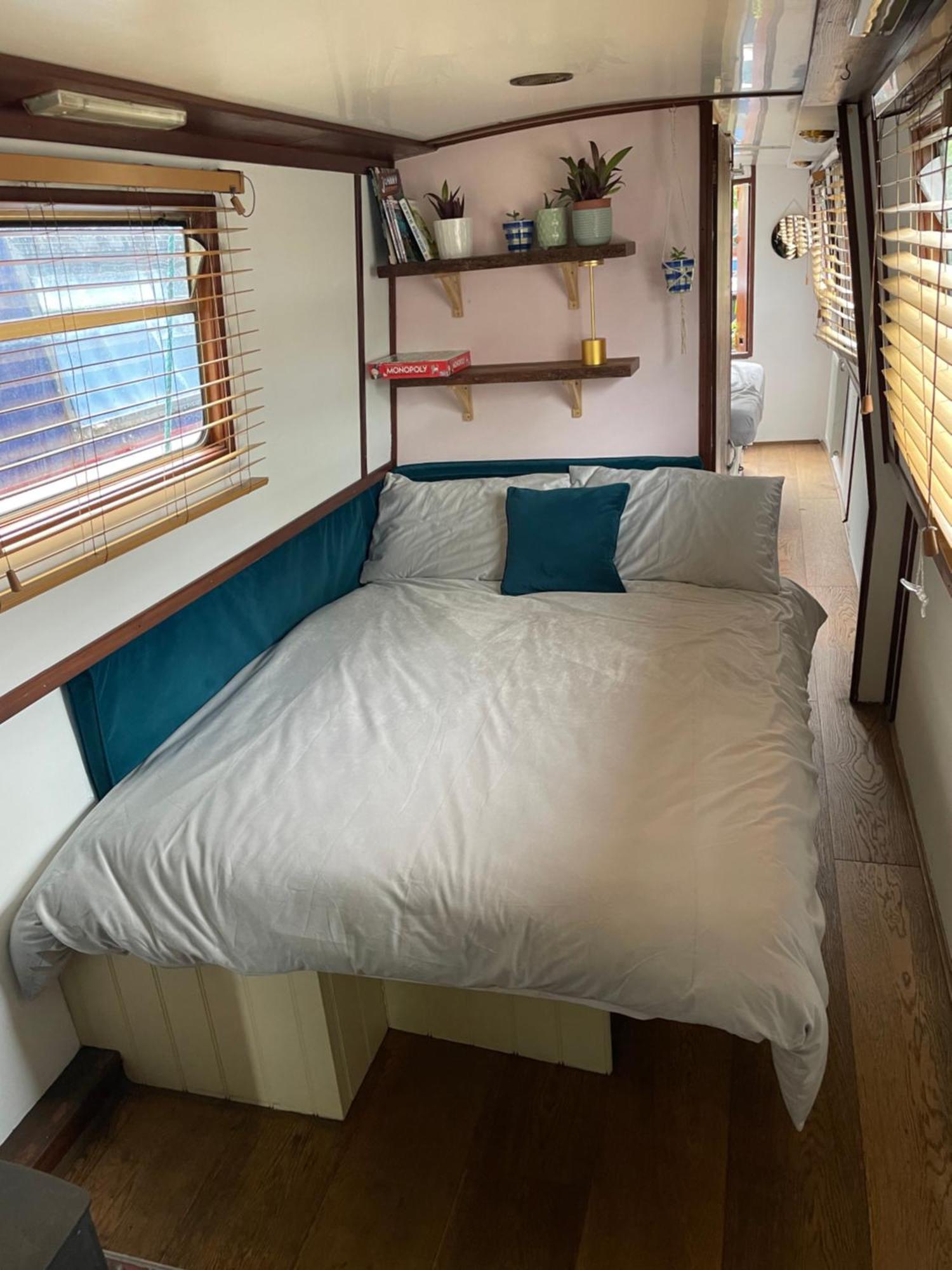 Lovely Canal Boat In Little Venice By Paddington For Family & Friends Båter