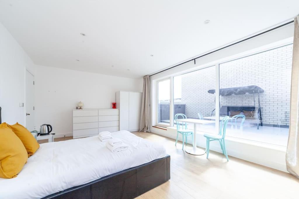 Stunning 5-bedroom Retreat In The Heart Of * London