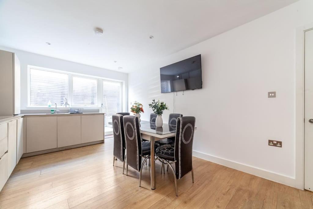 Apartment Stunning 5-bedroom Retreat In The Heart Of *