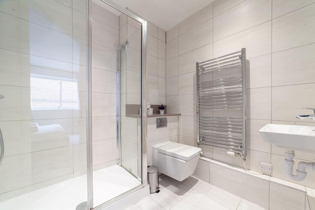 Stunning 5-bedroom Retreat In The Heart Of * London
