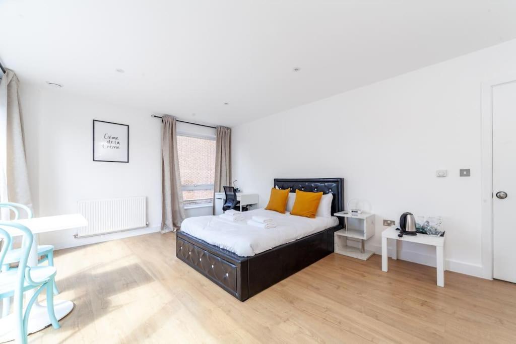 Stunning 5-bedroom Retreat In The Heart Of *