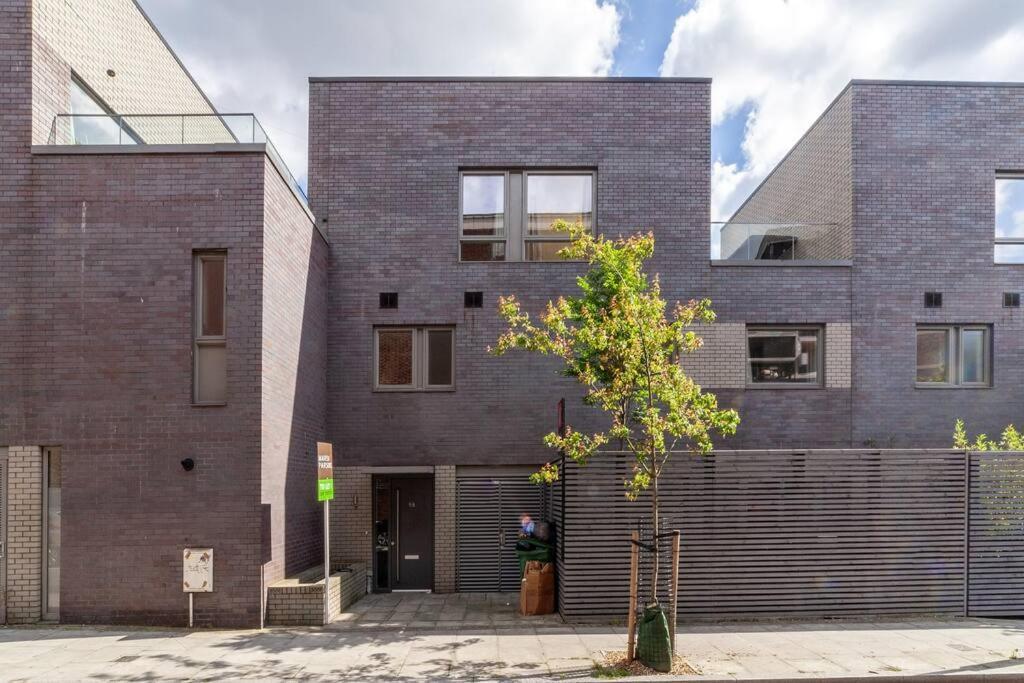 Apartment Stunning 5-bedroom Retreat In The Heart Of