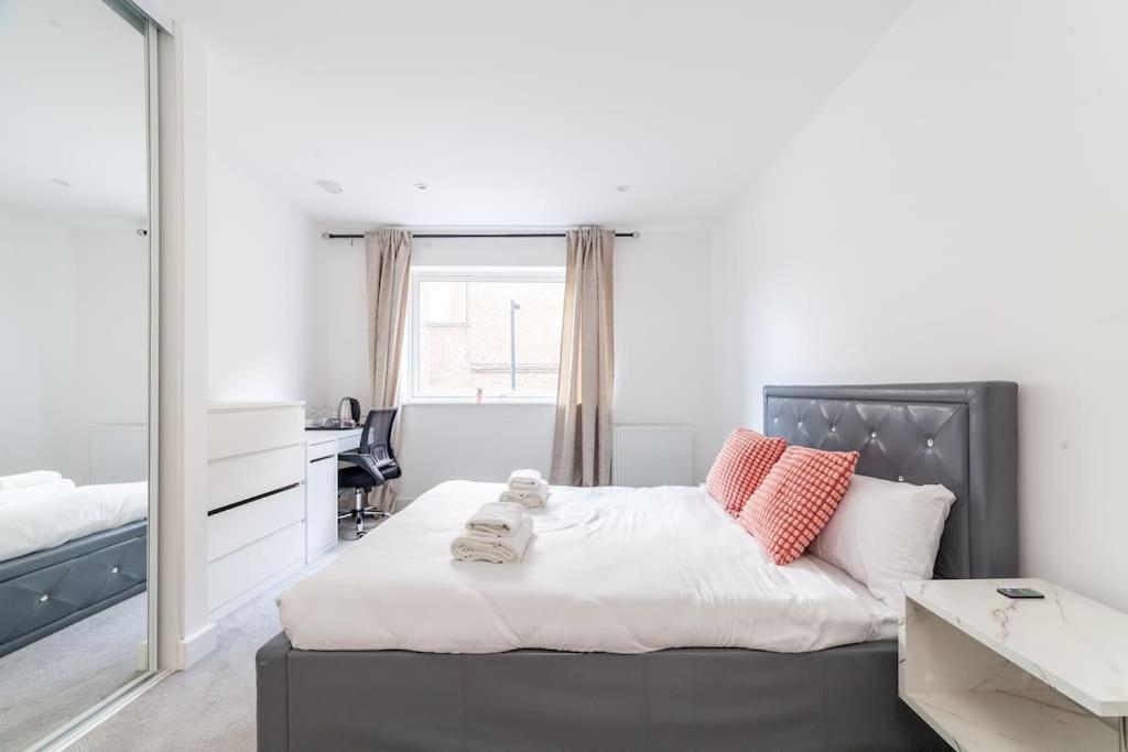 Stunning 5-bedroom Retreat In The Heart Of Lejlighed London