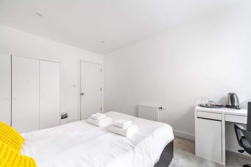 Stunning 5-bedroom Retreat In The Heart Of * London