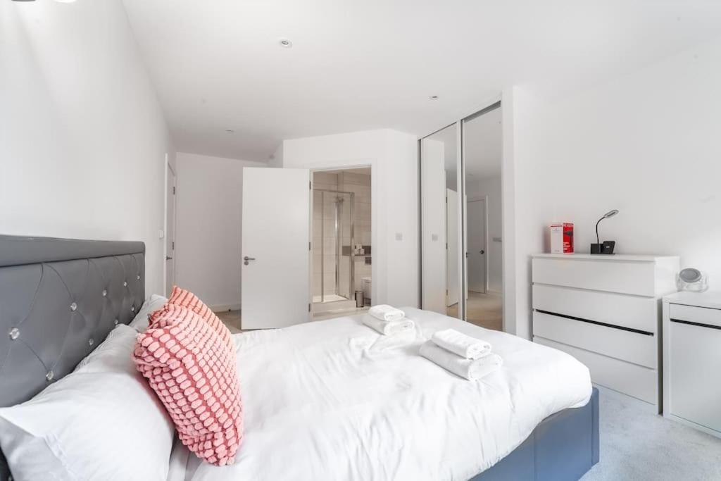Stunning 5-bedroom Retreat In The Heart Of Apartment *